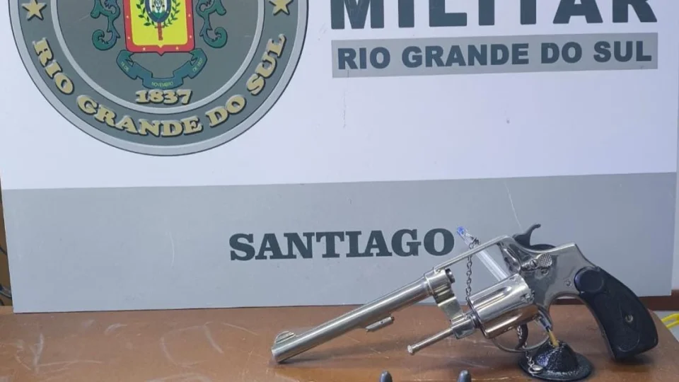 Homem é preso por porte ilegal e disparo de arma de fogo em Santiago