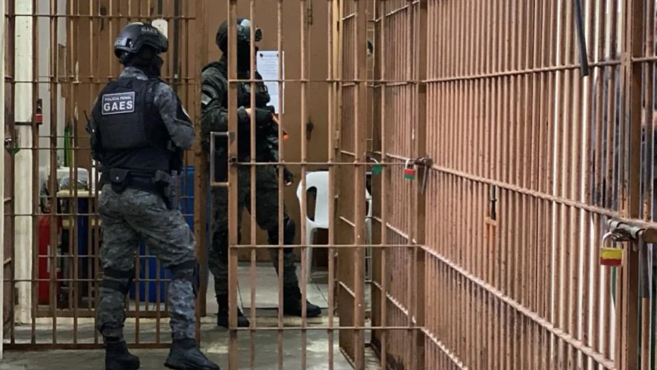 Penitenciária Estadual de Santa Maria passa por revista geral e celulares, carregadores e fones são apreendidos