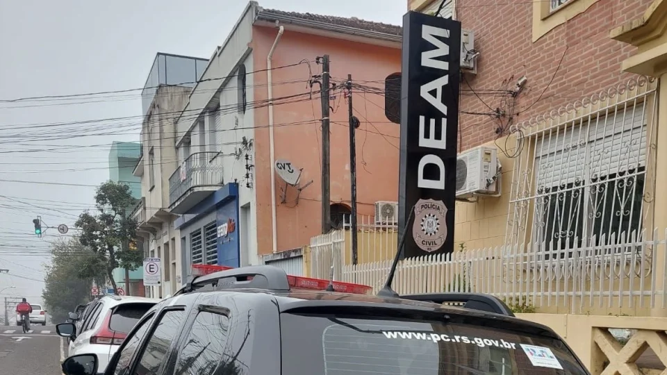 Dois jovens são presos por lesão corporal e descumprimento de medidas protetivas em Santa Maria