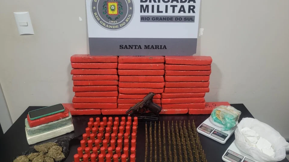 Brigada Militar apreende cerca de 19 kg de drogas e quase 200 munições em Santa Maria