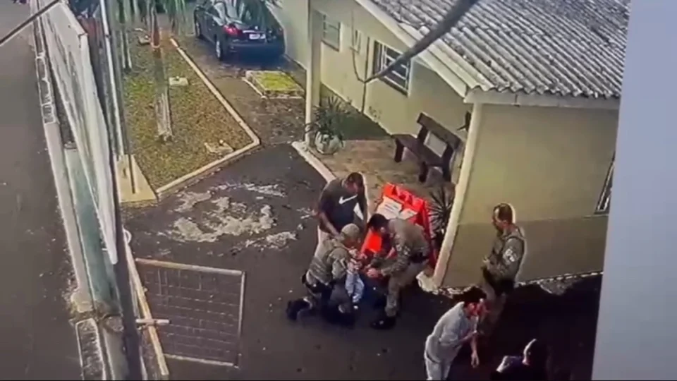 Bebê de um ano e nove meses é salvo por policiais militares após engasgar