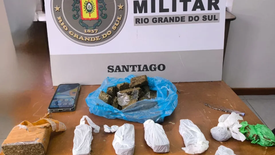 Homem é preso por tráfico de drogas perto de escola em Santiago