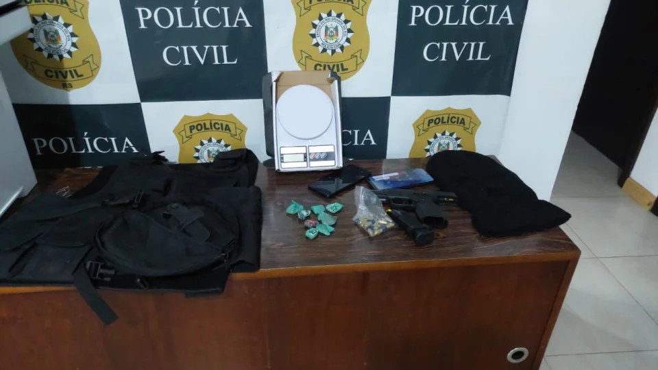 Jovem é preso por posse ilegal de arma de uso restrito no Bairro Lorenzi, em Santa Maria
