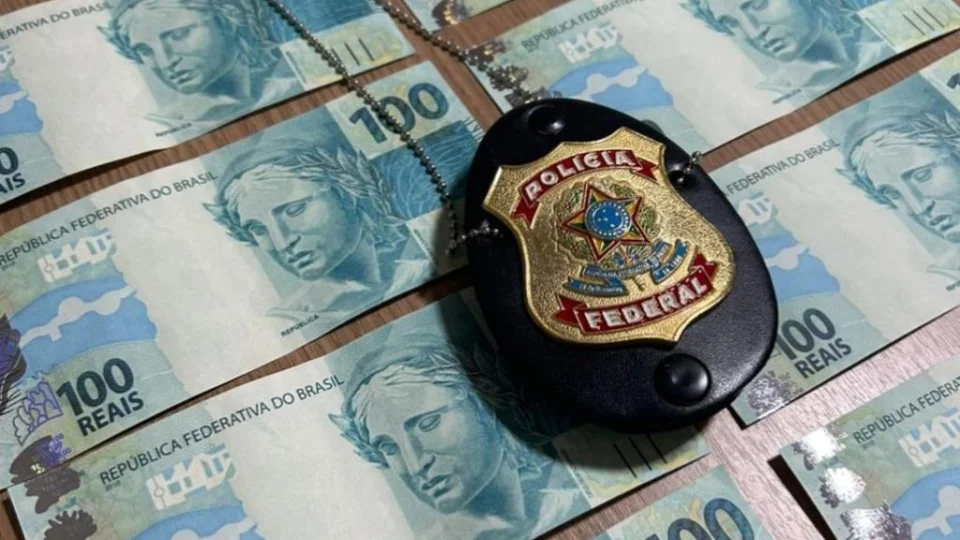 Jovem compra dinheiro falso pela internet e é presa pela Polícia Federal ao retirar encomenda nos Correios em Santa Maria