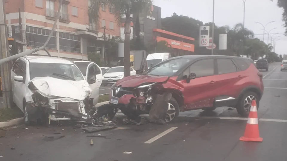 Acidente com três veículos deixa quatro pessoas levemente feridas em Santa Maria