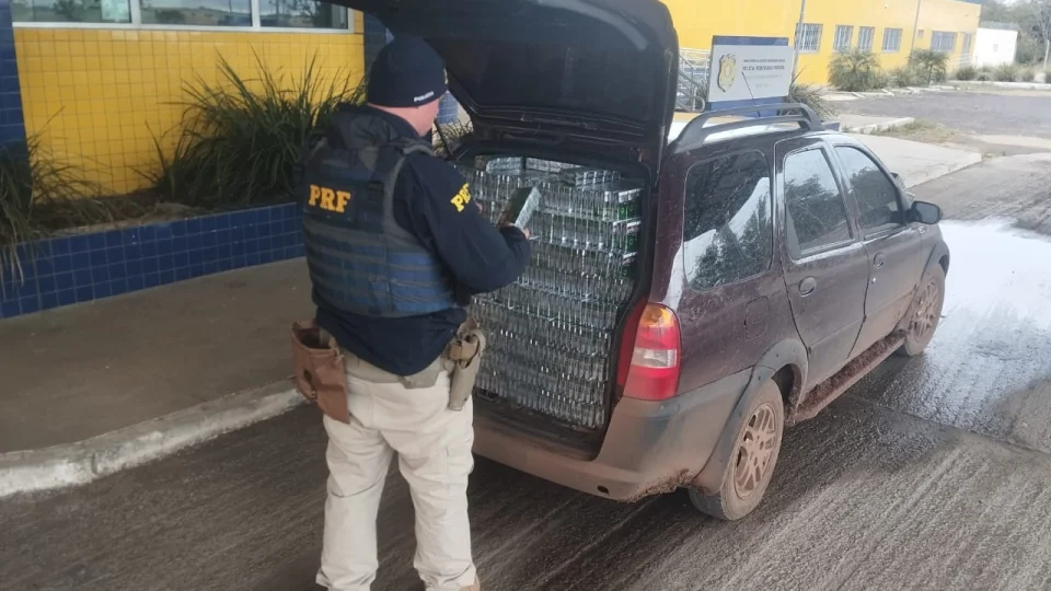 Motorista é preso pela PRF com 18,5 mil maços de cigarros contrabandeados na BR-290