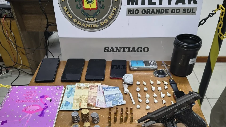 Adolescente é apreendida e dois homens são presos com drogas, arma e materiais ilícitos em Santiago