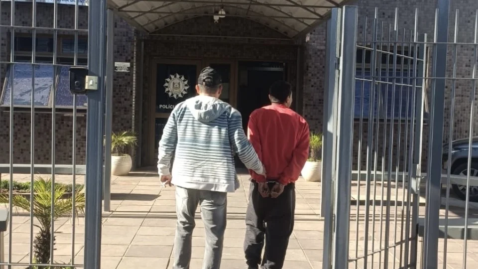 Homem é preso por furtos contra mulheres e idosas em Santiago