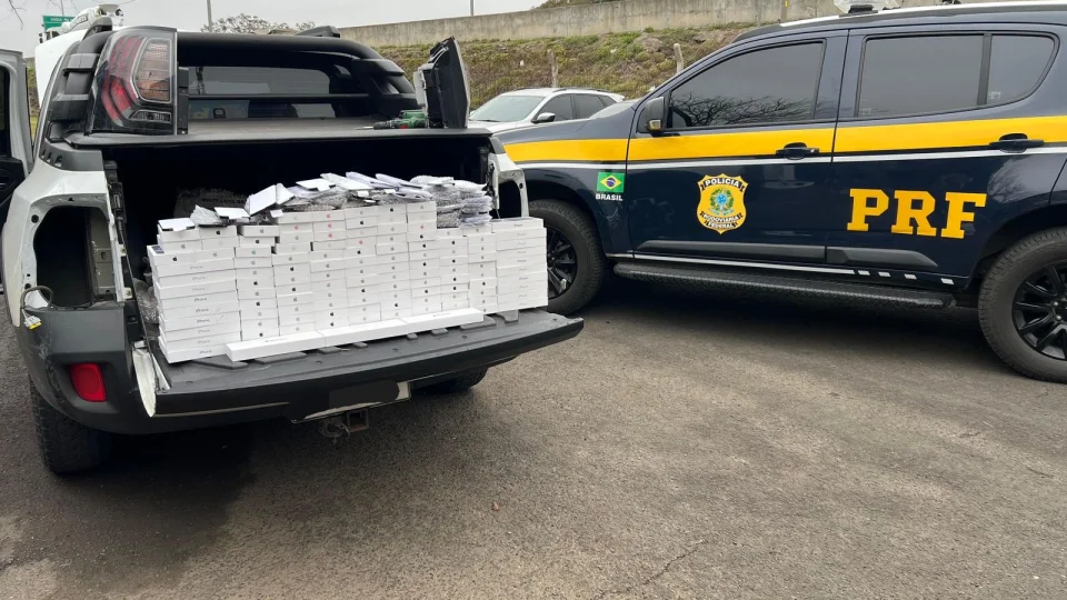 Homem é preso com 177 iPhones avaliados em R$ 1,5 milhão escondidos na lataria de veículo