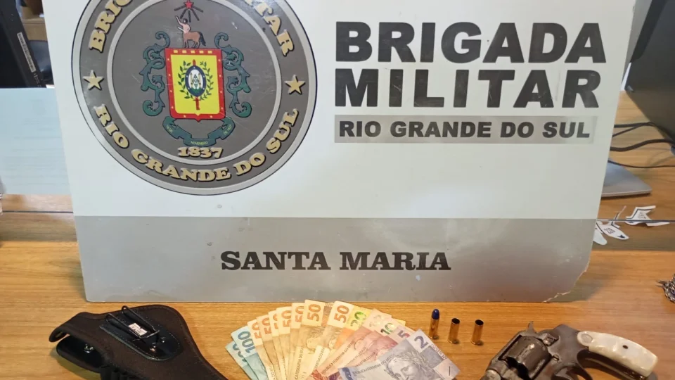 Homem com antecedentes por roubo com morte é preso por porte ilegal de arma em Santa Maria