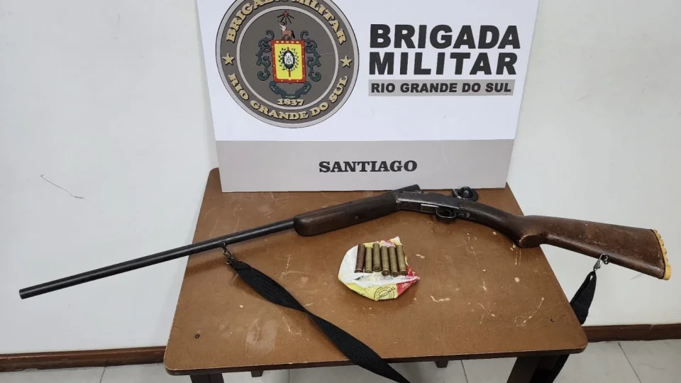 Homem é preso por porte ilegal de arma no interior de Santiago