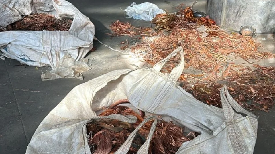 Mais de três toneladas de materiais irregulares são apreendidos e um homem é preso em Santa Maria durante operação Fios e Cabos