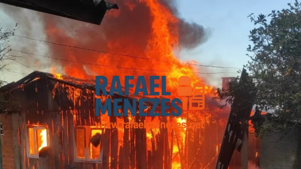 Incêndio destrói residência e mobiliza bombeiros da região