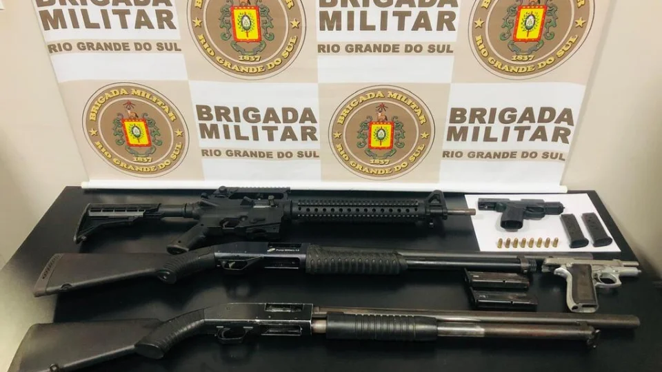 Homens flagrados com fuzil, pistolas e espingardas em Santa Maria são soltos pela Justiça