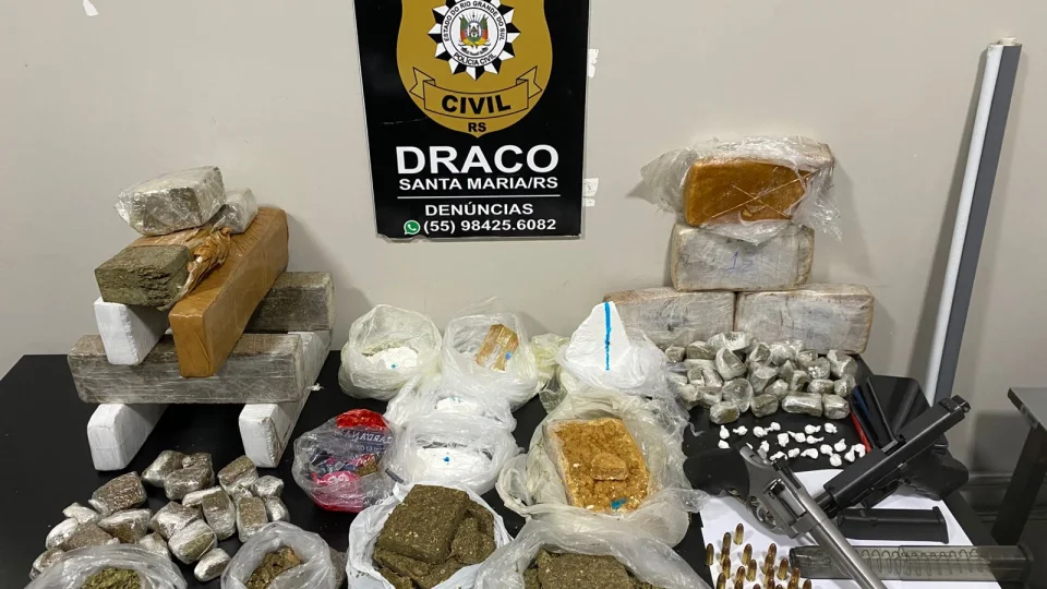 Casal é preso pela DRACO com armas e drogas que renderiam mais de 30 mil pedras de crack em Santa Maria