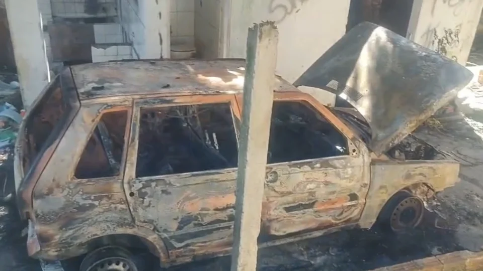 Carro furtado é encontrado incendiado em residência abandonada em Santa Maria