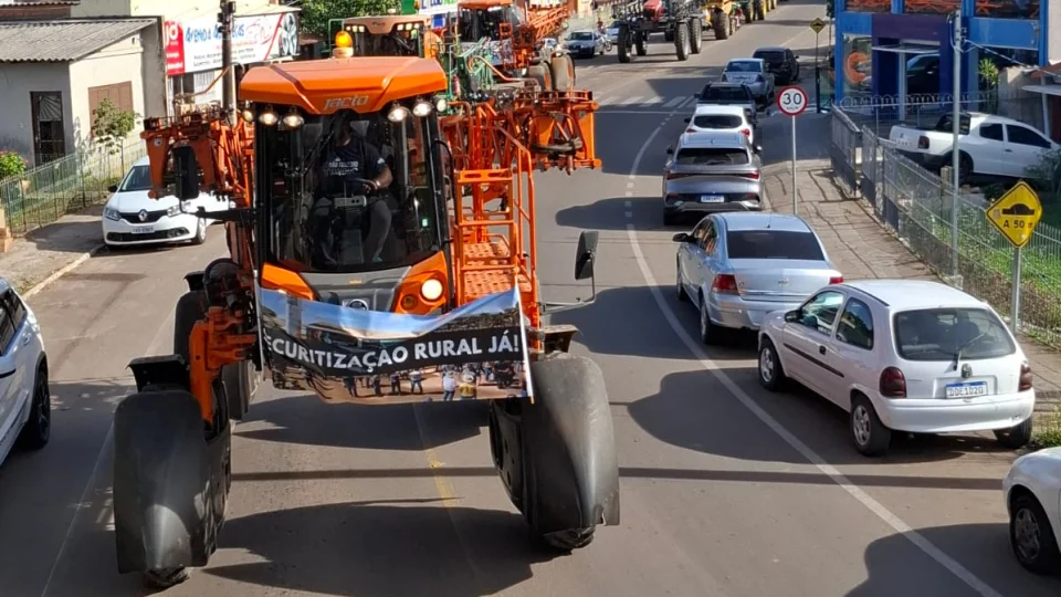 Produtores rurais vão às ruas por securitização das dívidas em tratoraço em São Pedro do Sul