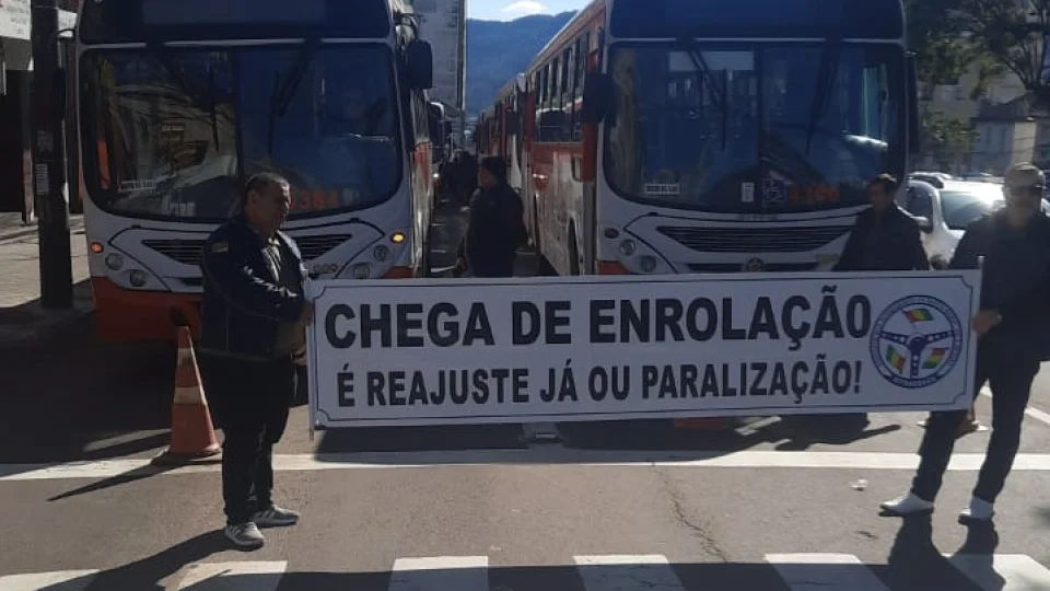 Trabalhadores do transporte público bloqueiam Avenida Rio Branco em protesto por reajuste salarial em Santa Maria