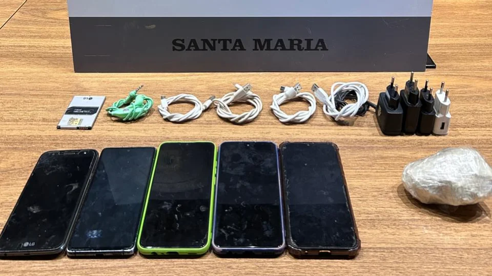 Adolescentes são apreendidos com drogas e celulares que seriam arremessados em presídio de Santa Maria