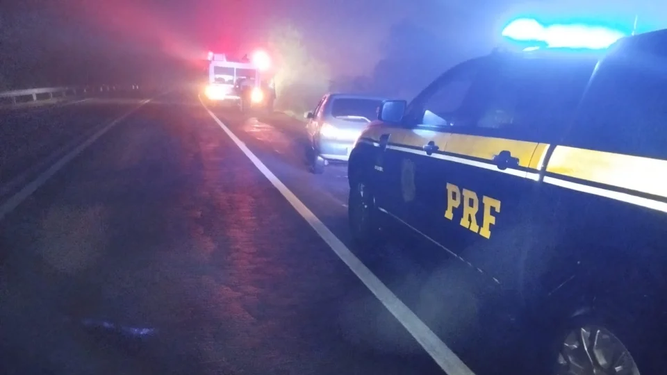 Condutor fica ferido após carro sair da pista e cair em ribanceira na BR-287
