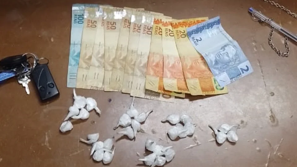 Motorista é preso com cocaína após fugir da polícia em Santiago