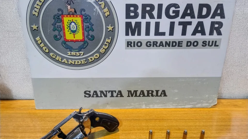 Jovem é presa em Santa Maria após postar fotos com arma nas redes sociais