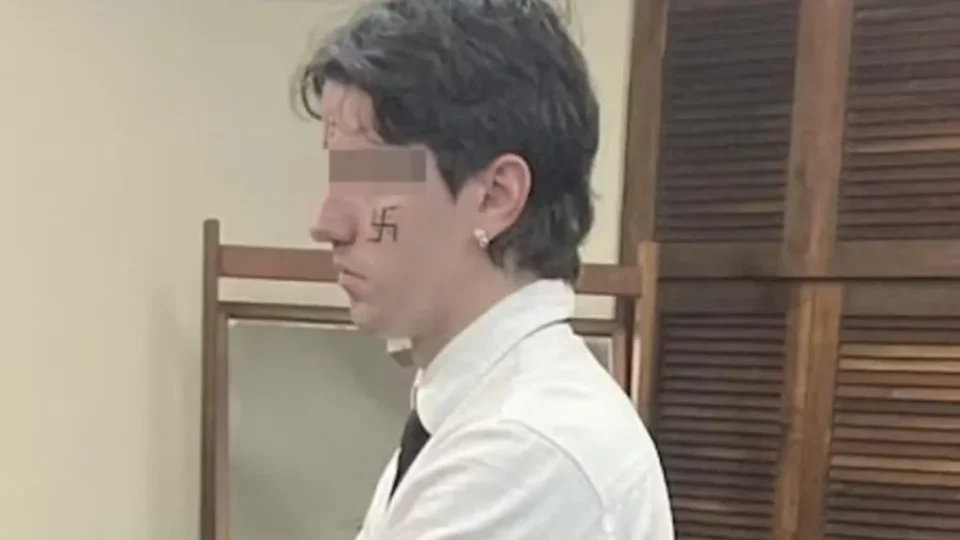 Estudante da UFRGS é denunciado por apologia ao nazismo após tentativa de participar de formatura com suástica no rosto