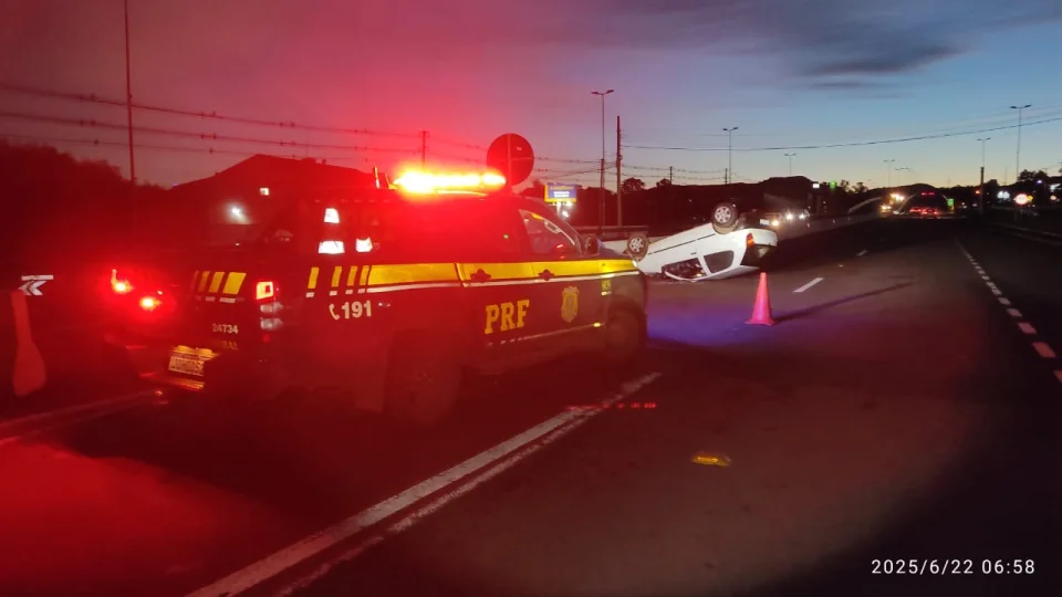 Motorista fica ferido após capotamento de veículo na BR-158, em Santa Maria