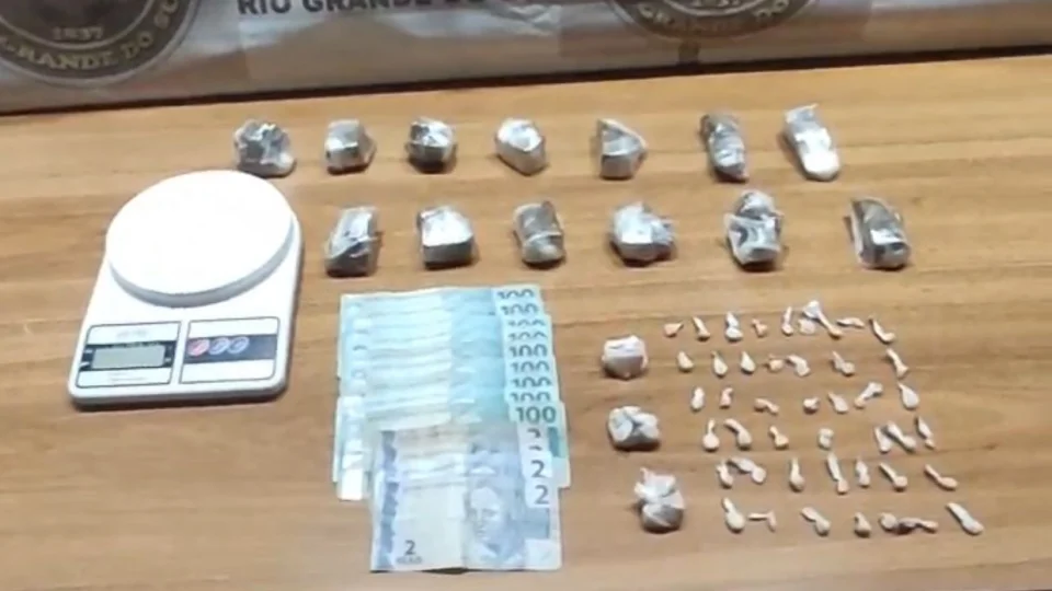 Mulher é presa por tráfico de drogas no Bairro Urlândia, em Santa Maria