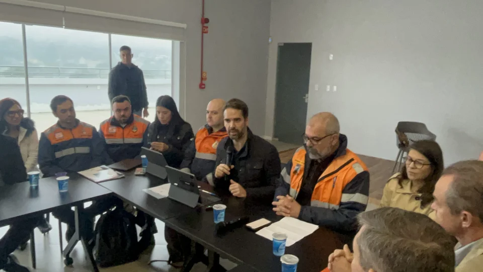Governador Eduardo Leite se reúne com prefeitos em Santa Maria para tratar dos impactos das chuvas na região
