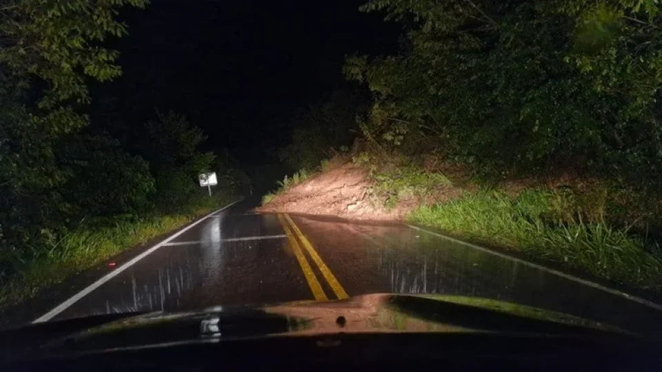 Mais de 30 trechos de rodovias estaduais seguem com bloqueios totais ou parciais no RS