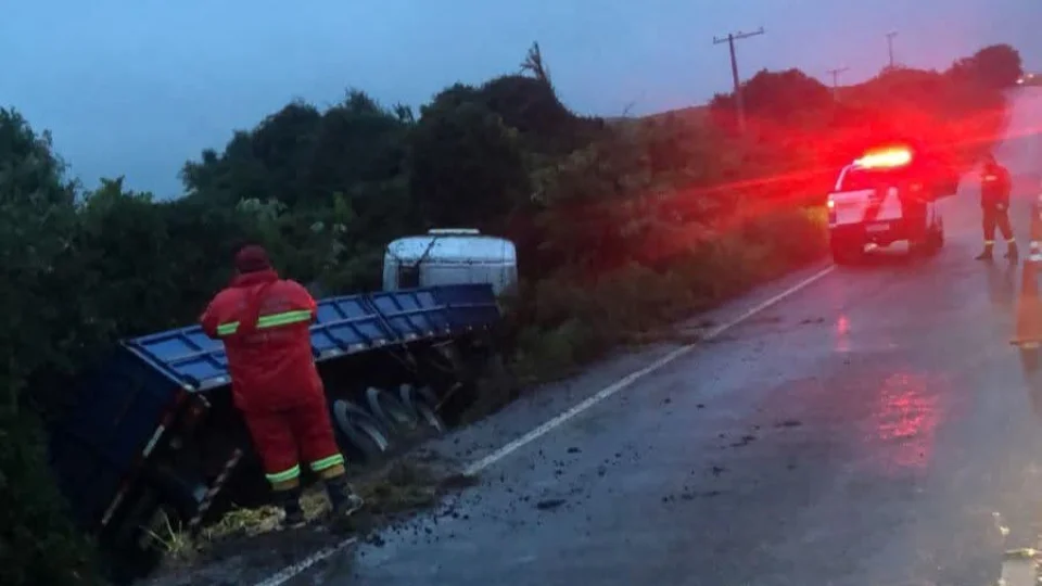 Caminhão carregado com ferros sai da pista na ERS-149 em Pinhal Grande