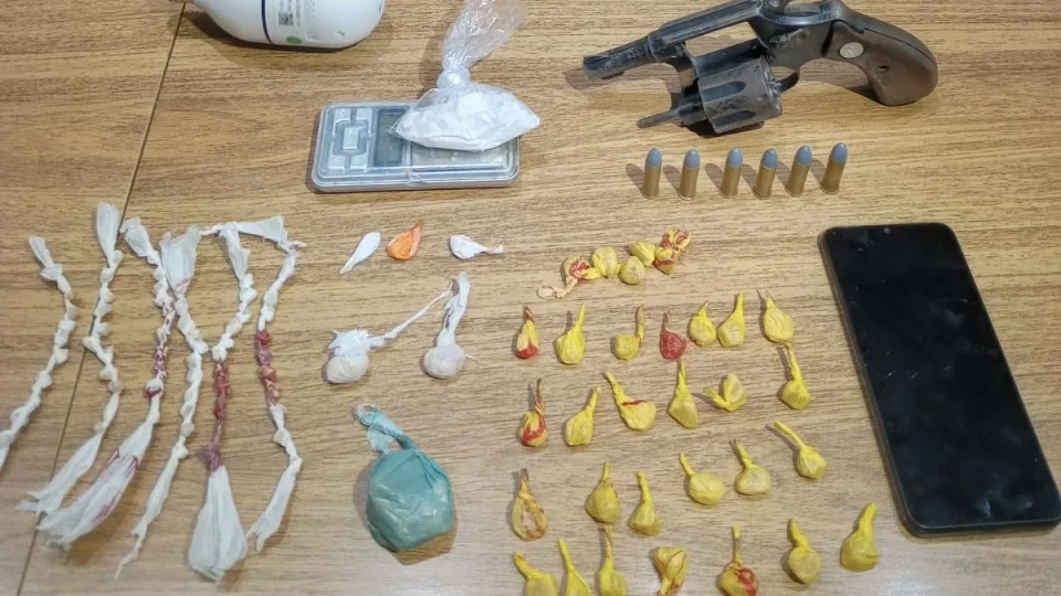 Homem que estava foragido é preso com arma e drogas em Santa Maria