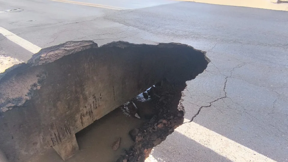 Ponte entre São Vicente do Sul e Jaguari é totalmente bloqueada na BR-287 por rompimento de cabeceira