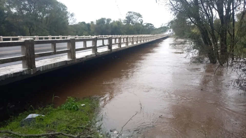 Trânsito interrompido: ponte sobre o Arroio Bossoroca é bloqueada na BR-290