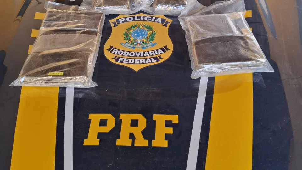 Jovem natural de Santa Maria é preso transportando oito quilos de haxixe em ônibus na BR-290