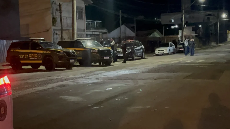 Homem se tranca armado em casa após chegada da Polícia Civil para cumprimento de mandado, em Santa Maria